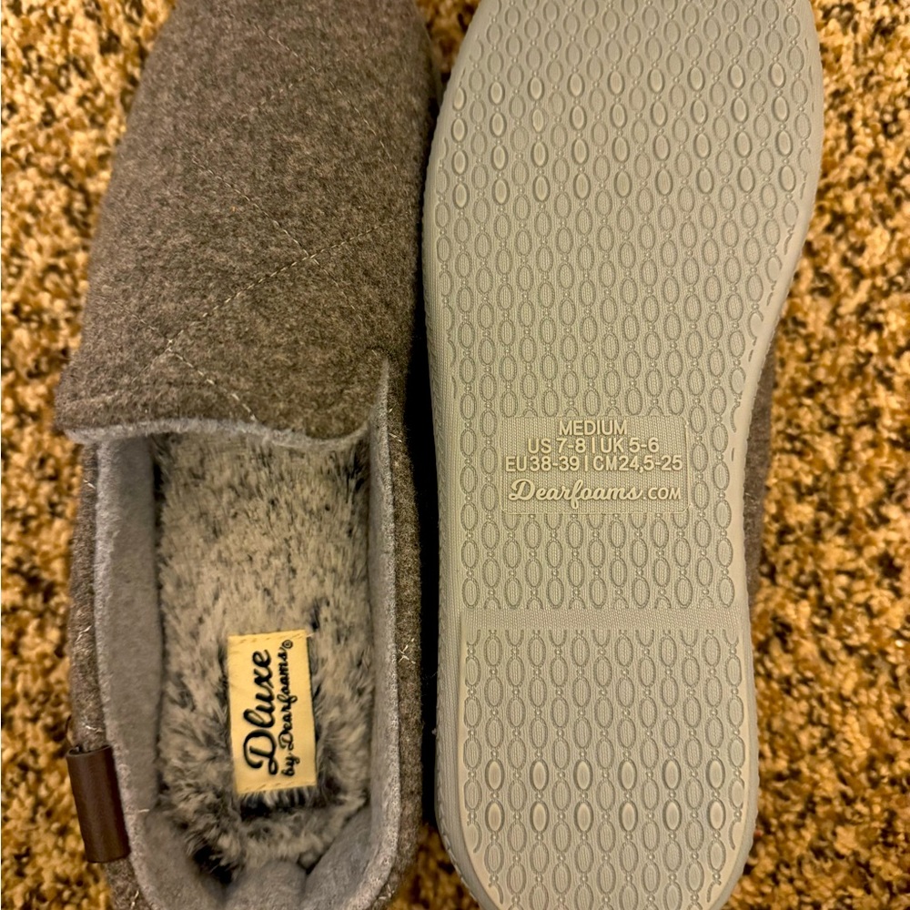 Dearfoams boys grey slippers!  NWOT! Size 7/8